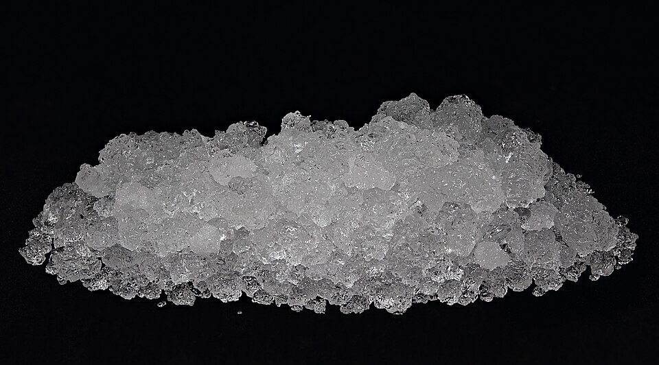 Sodium carbonate crystals